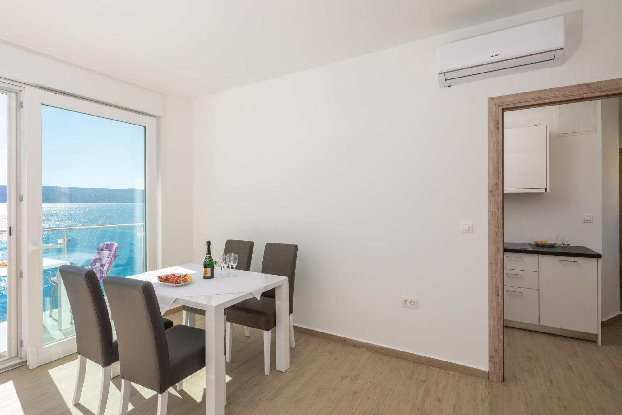Blue Wonder Apartments Dugi Rat Exterior foto